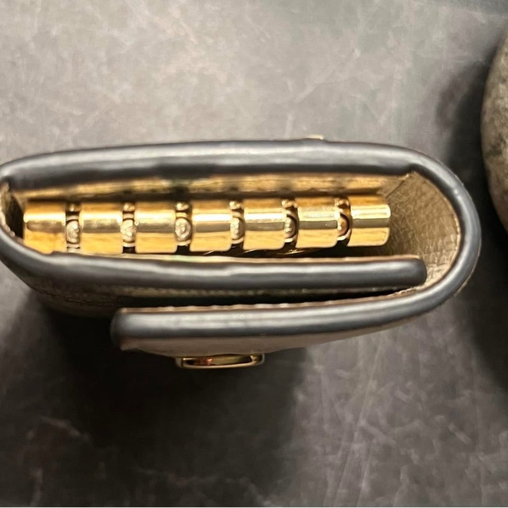 Gucci Cream Key Holder with Gold Hardware - Picture 4 of 7
